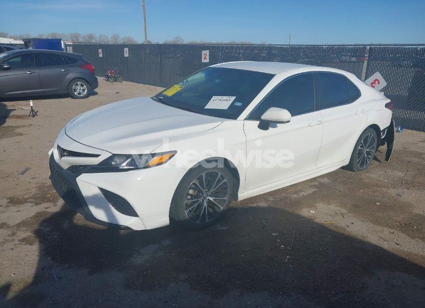 Photo 2 of 2018 Toyota Camry SE (VIN 4T1B11HK6JU068231)