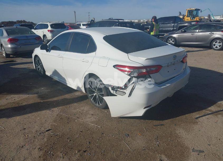 Photo 3 of 2018 Toyota Camry SE (VIN 4T1B11HK6JU068231)