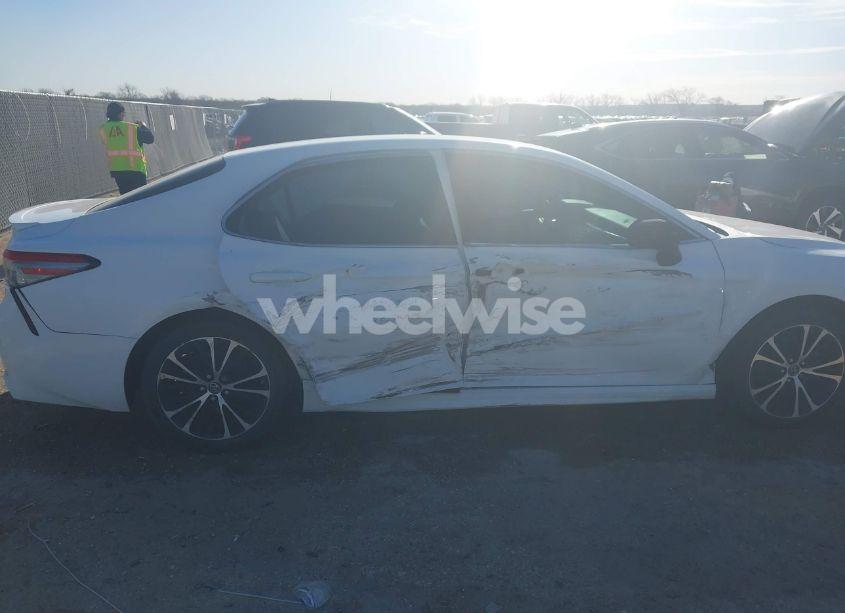 Photo 6 of 2018 Toyota Camry SE (VIN 4T1B11HK6JU068231)