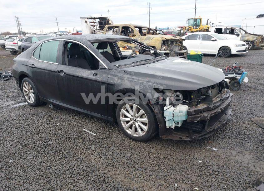 2018 Toyota Camry LE (VIN 4T1B11HK6JU068925) main photo