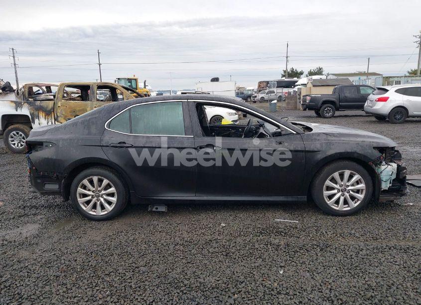 Photo 14 of 2018 Toyota Camry LE (VIN 4T1B11HK6JU068925)