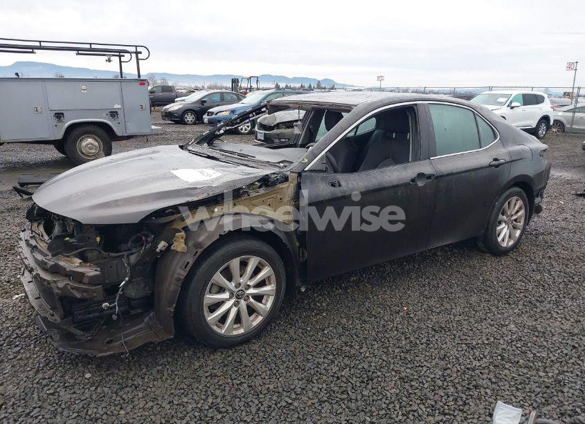 Photo 2 of 2018 Toyota Camry LE (VIN 4T1B11HK6JU068925)