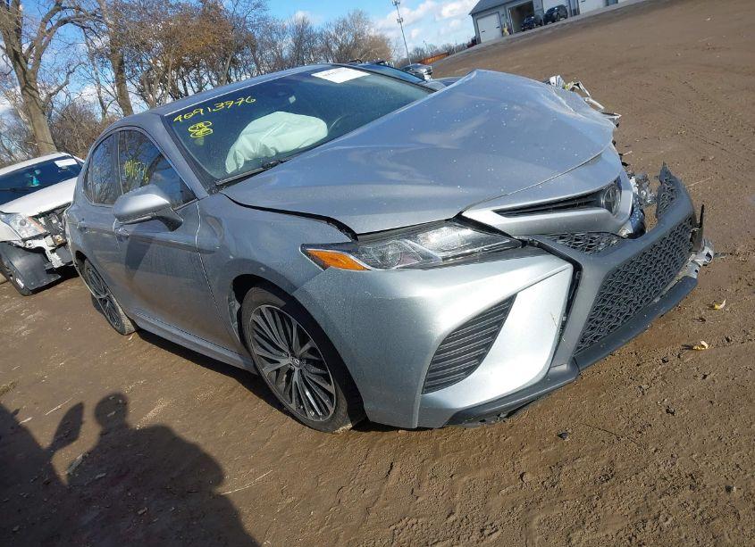 2018 Toyota Camry SE (VIN 4T1B11HK6JU127486) main photo