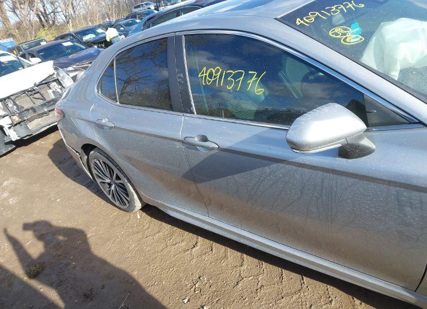 Photo 13 of 2018 Toyota Camry SE (VIN 4T1B11HK6JU127486)