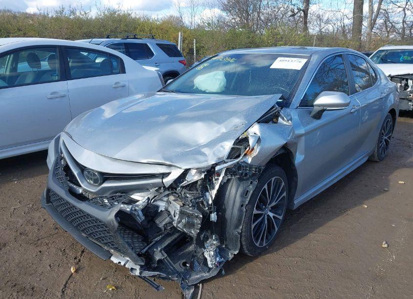 Photo 2 of 2018 Toyota Camry SE (VIN 4T1B11HK6JU127486)