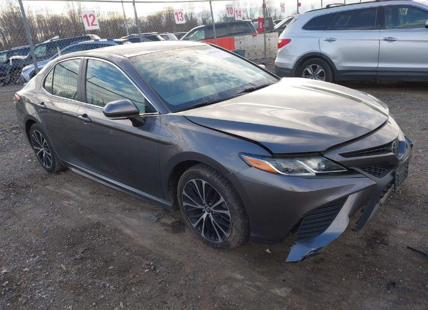 2018 Toyota Camry SE (VIN 4T1B11HK6JU134812) main photo