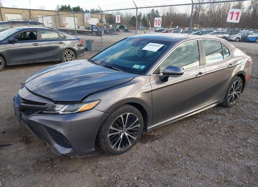 Photo 2 of 2018 Toyota Camry SE (VIN 4T1B11HK6JU134812)