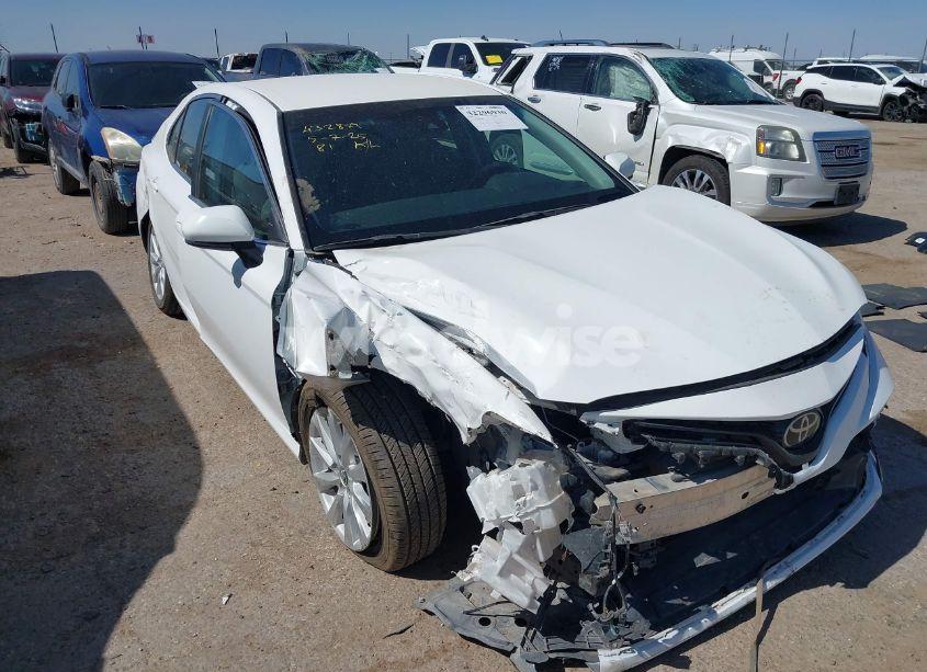 2018 Toyota Camry LE (VIN 4T1B11HK6JU154980) main photo