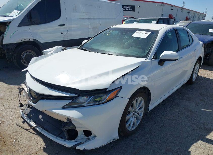 Photo 2 of 2018 Toyota Camry LE (VIN 4T1B11HK6JU154980)