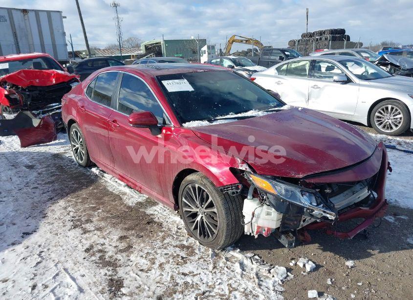 2018 Toyota Camry SE (VIN 4T1B11HK6JU505015) main photo