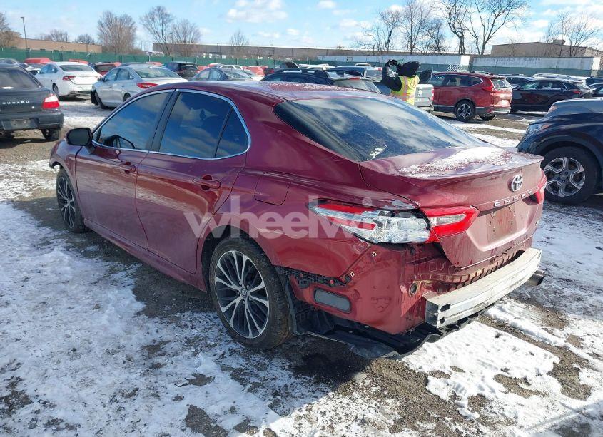 Photo 3 of 2018 Toyota Camry SE (VIN 4T1B11HK6JU505015)