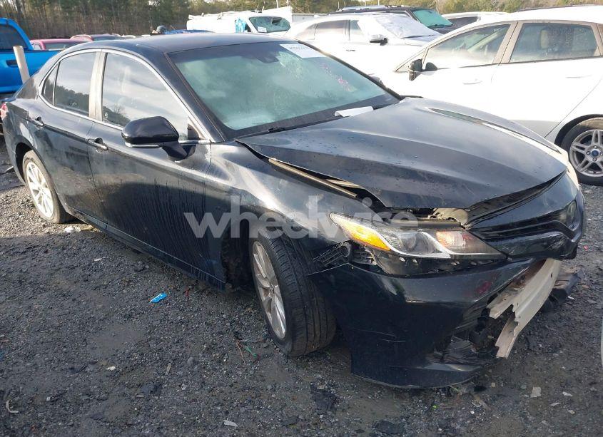 2018 Toyota Camry LE (VIN 4T1B11HK6JU508335) main photo