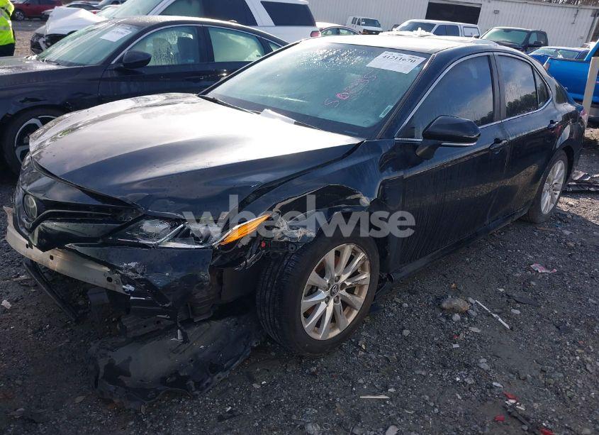 Photo 2 of 2018 Toyota Camry LE (VIN 4T1B11HK6JU508335)