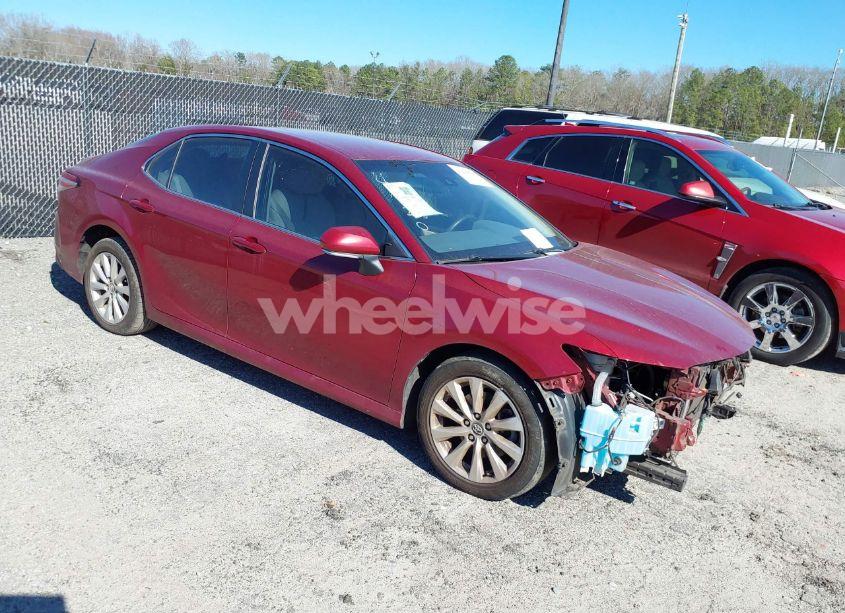 2018 Toyota Camry LE (VIN 4T1B11HK6JU514720) main photo