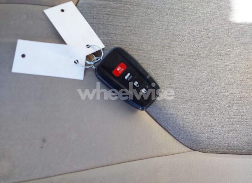 Photo 11 of 2018 Toyota Camry LE (VIN 4T1B11HK6JU514720)