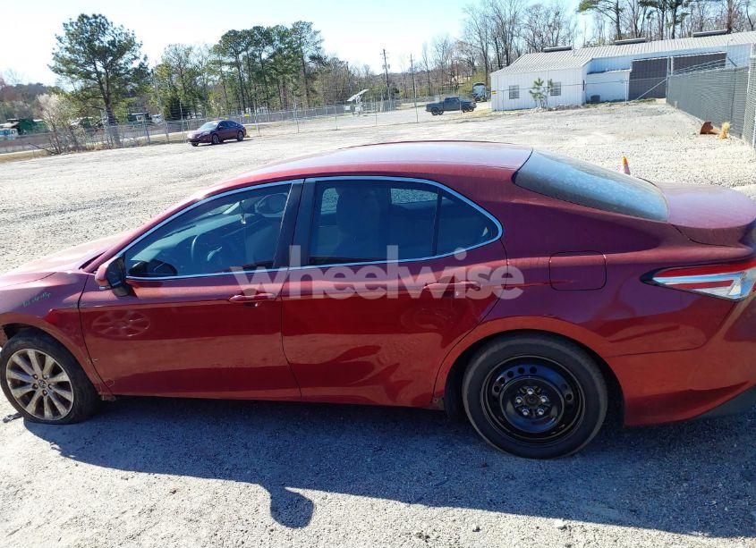 Photo 14 of 2018 Toyota Camry LE (VIN 4T1B11HK6JU514720)