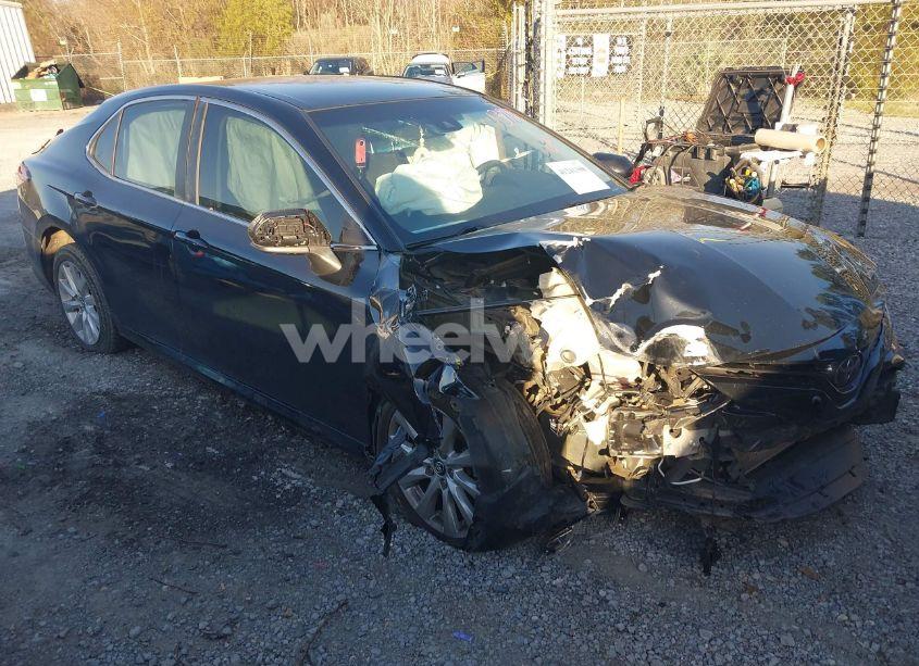 2018 Toyota Camry LE (VIN 4T1B11HK6JU515124) main photo