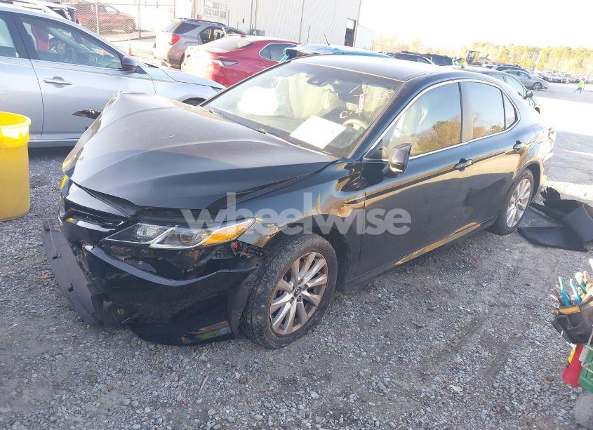Photo 2 of 2018 Toyota Camry LE (VIN 4T1B11HK6JU515124)