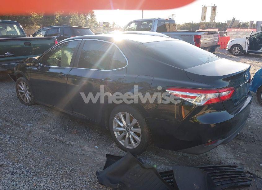 Photo 3 of 2018 Toyota Camry LE (VIN 4T1B11HK6JU515124)