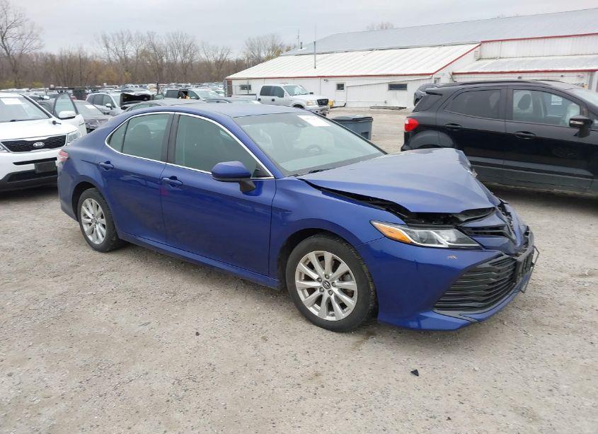 2018 Toyota Camry LE (VIN 4T1B11HK6JU525684) main photo