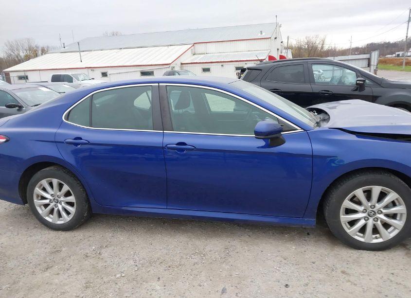 Photo 13 of 2018 Toyota Camry LE (VIN 4T1B11HK6JU525684)