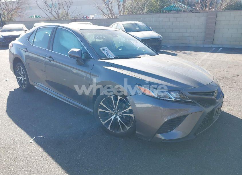 2018 Toyota Camry SE (VIN 4T1B11HK6JU542856) main photo