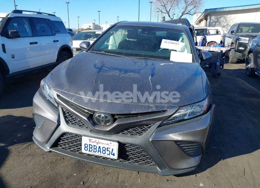 Photo 13 of 2018 Toyota Camry SE (VIN 4T1B11HK6JU542856)