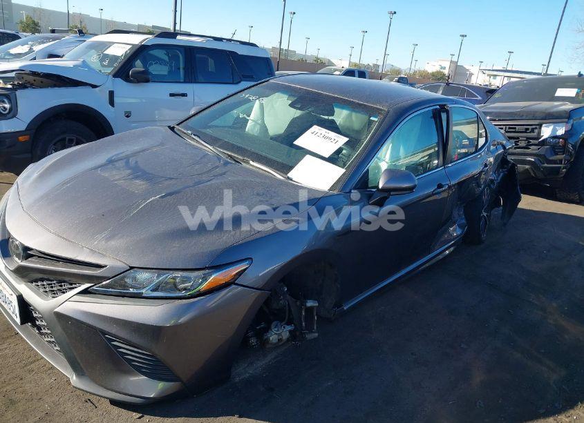 Photo 15 of 2018 Toyota Camry SE (VIN 4T1B11HK6JU542856)