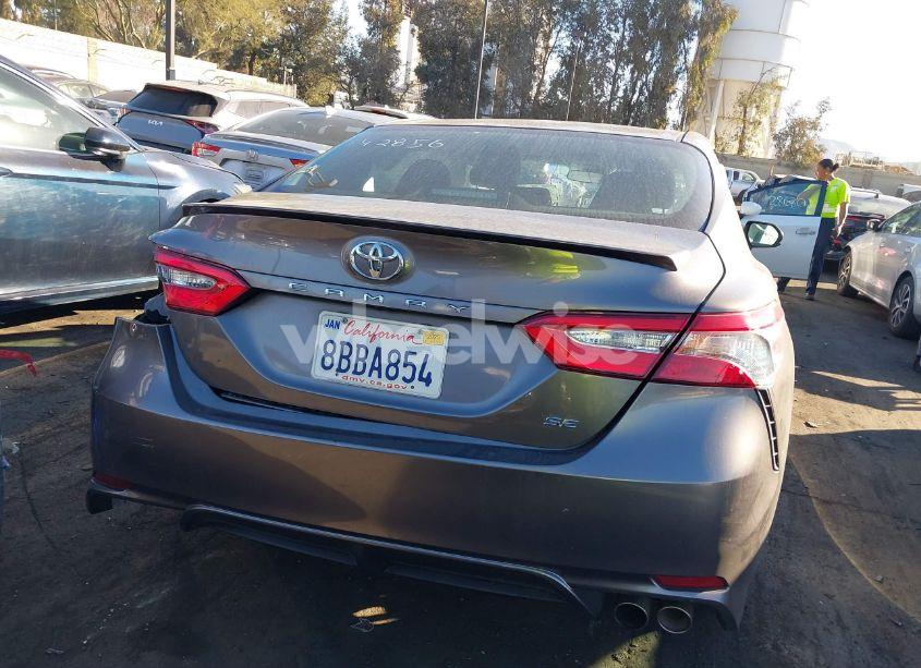 Photo 17 of 2018 Toyota Camry SE (VIN 4T1B11HK6JU542856)