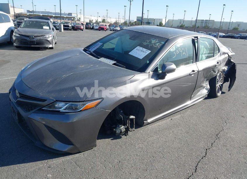 Photo 2 of 2018 Toyota Camry SE (VIN 4T1B11HK6JU542856)
