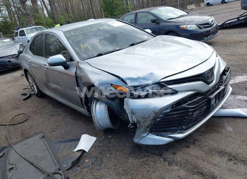 2018 Toyota Camry LE (VIN 4T1B11HK6JU547913) main photo