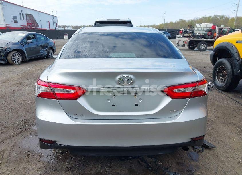 Photo 16 of 2018 Toyota Camry LE (VIN 4T1B11HK6JU547913)