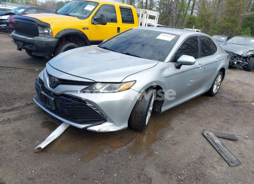 Photo 2 of 2018 Toyota Camry LE (VIN 4T1B11HK6JU547913)