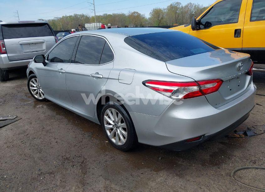 Photo 3 of 2018 Toyota Camry LE (VIN 4T1B11HK6JU547913)