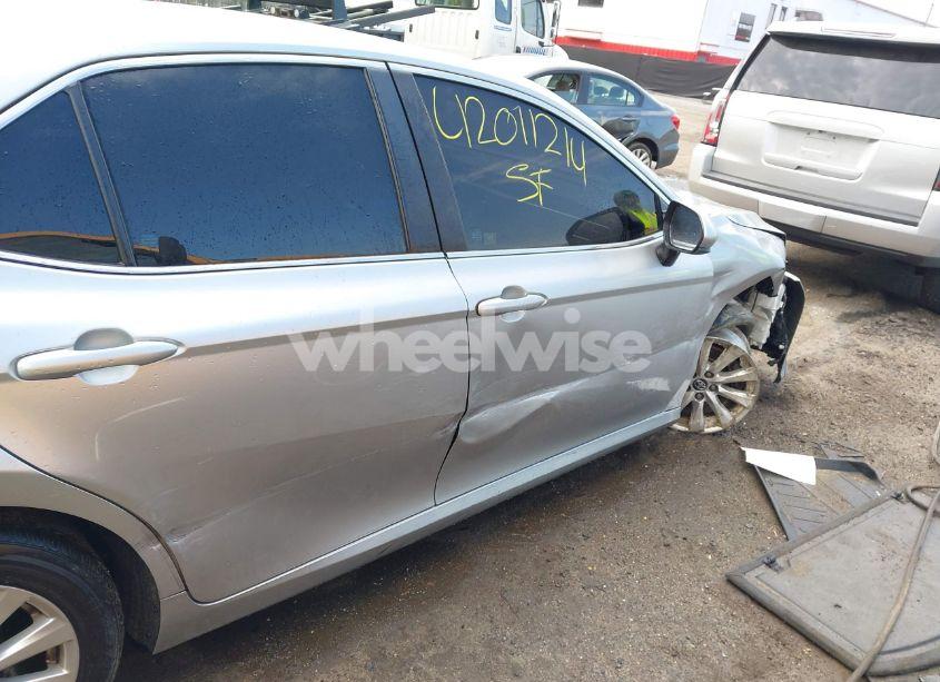 Photo 6 of 2018 Toyota Camry LE (VIN 4T1B11HK6JU547913)