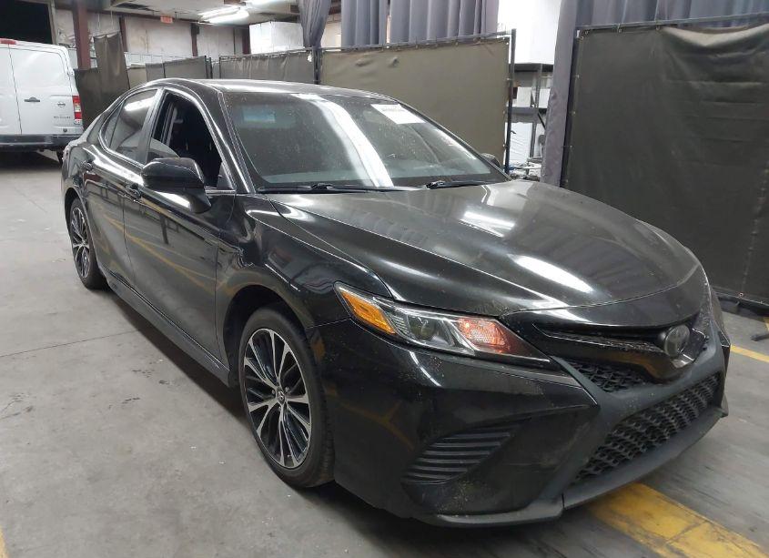 2018 Toyota Camry SE (VIN 4T1B11HK6JU556840) main photo