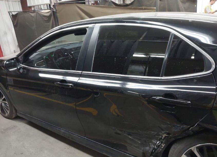 Photo 14 of 2018 Toyota Camry SE (VIN 4T1B11HK6JU556840)