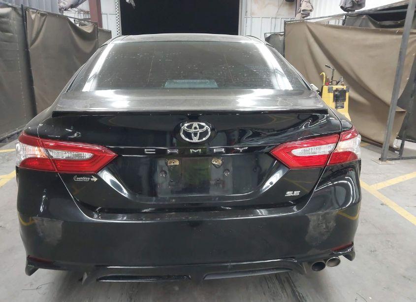 Photo 16 of 2018 Toyota Camry SE (VIN 4T1B11HK6JU556840)