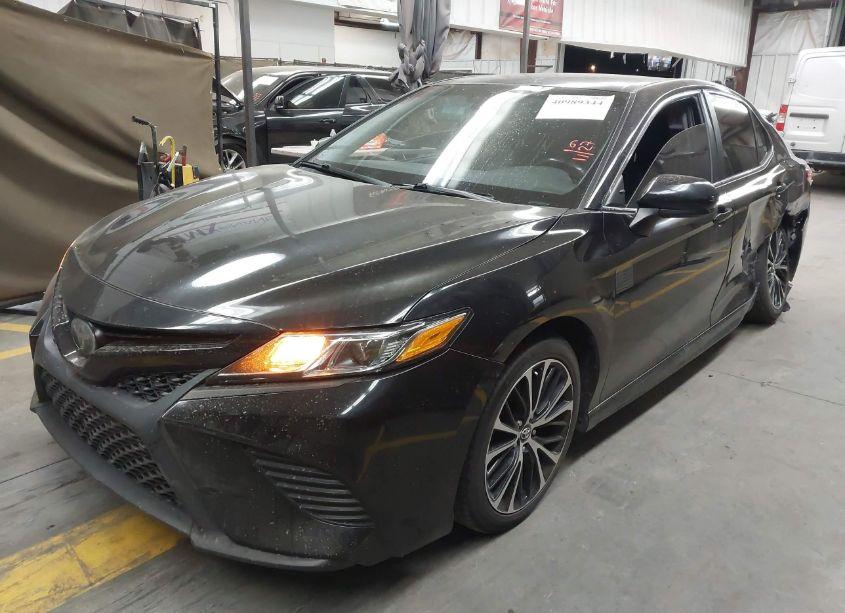 Photo 2 of 2018 Toyota Camry SE (VIN 4T1B11HK6JU556840)