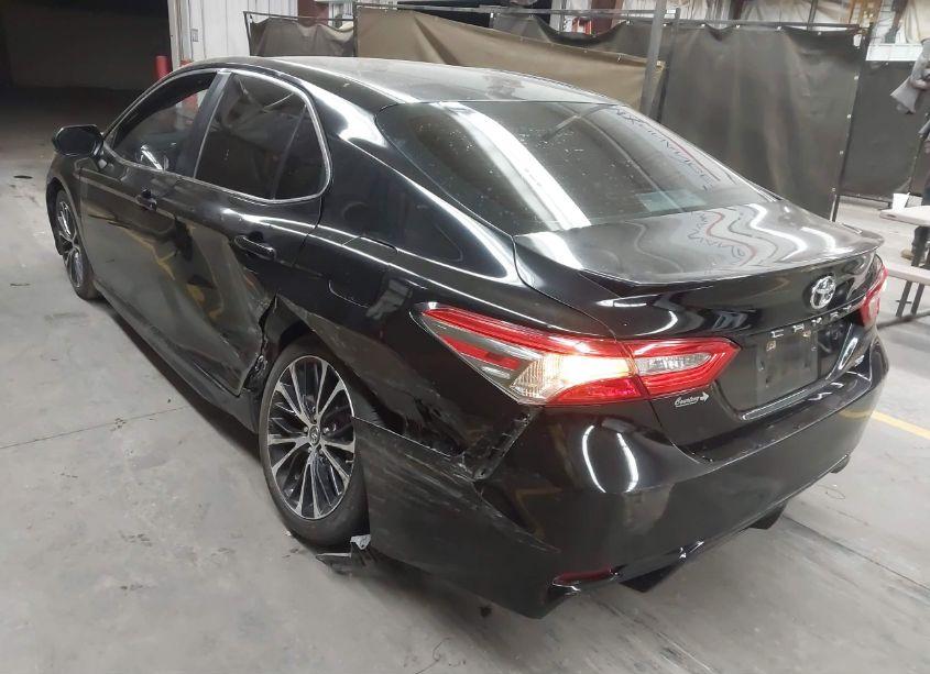 Photo 3 of 2018 Toyota Camry SE (VIN 4T1B11HK6JU556840)