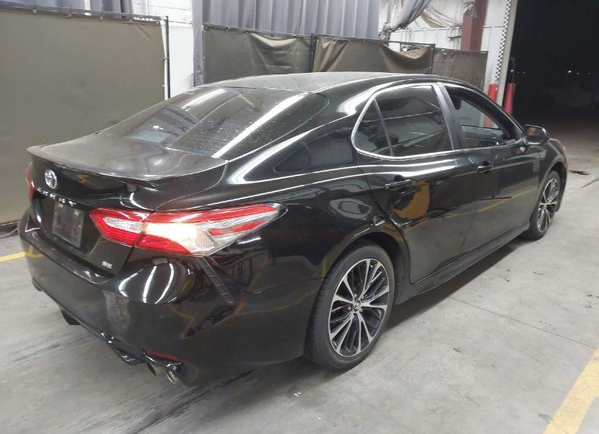 Photo 4 of 2018 Toyota Camry SE (VIN 4T1B11HK6JU556840)