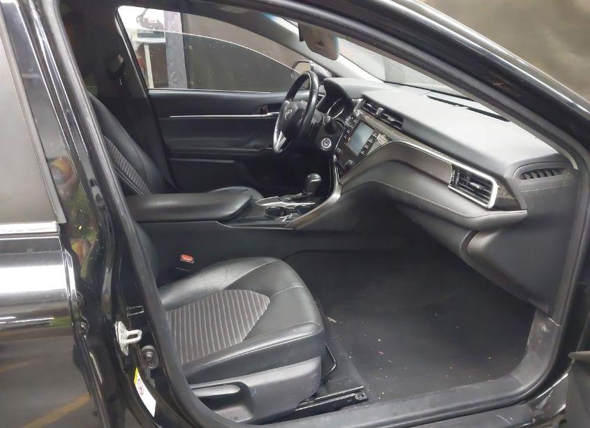 Photo 5 of 2018 Toyota Camry SE (VIN 4T1B11HK6JU556840)