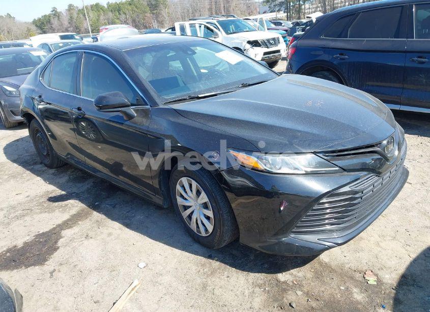 2018 Toyota Camry L (VIN 4T1B11HK6JU563304) main photo