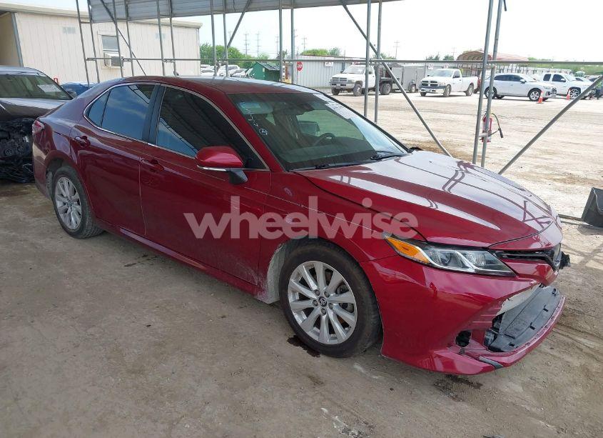 2018 Toyota Camry LE (VIN 4T1B11HK6JU563769) main photo