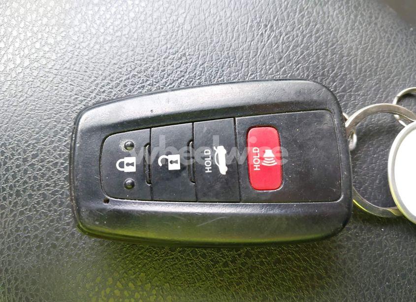 Photo 11 of 2018 Toyota Camry LE (VIN 4T1B11HK6JU563769)