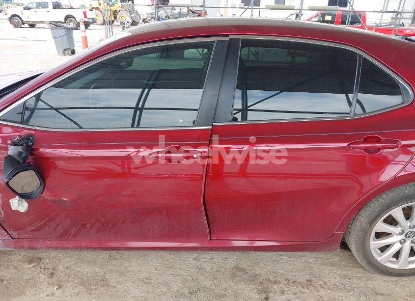 Photo 14 of 2018 Toyota Camry LE (VIN 4T1B11HK6JU563769)