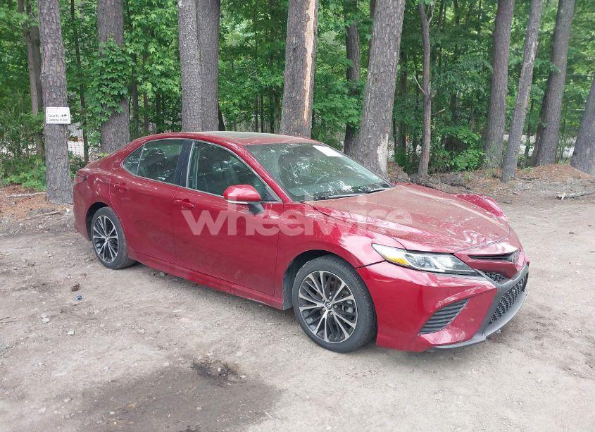 2018 Toyota Camry SE (VIN 4T1B11HK6JU564954) main photo