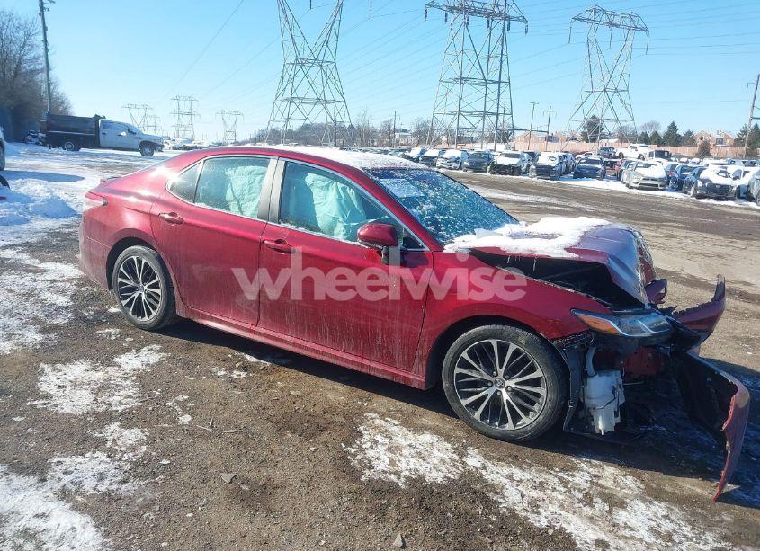 2018 Toyota Camry SE (VIN 4T1B11HK6JU571676) main photo