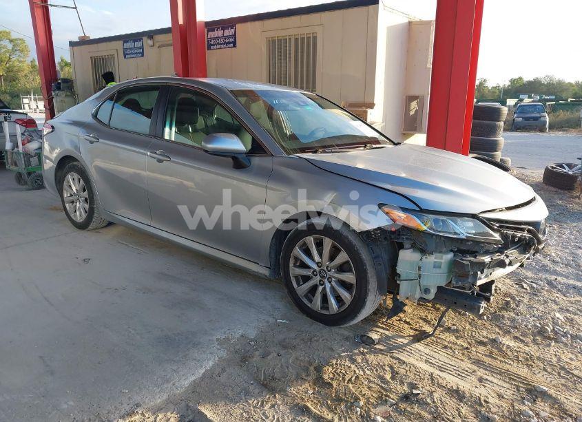 2018 Toyota Camry LE (VIN 4T1B11HK6JU580734) main photo