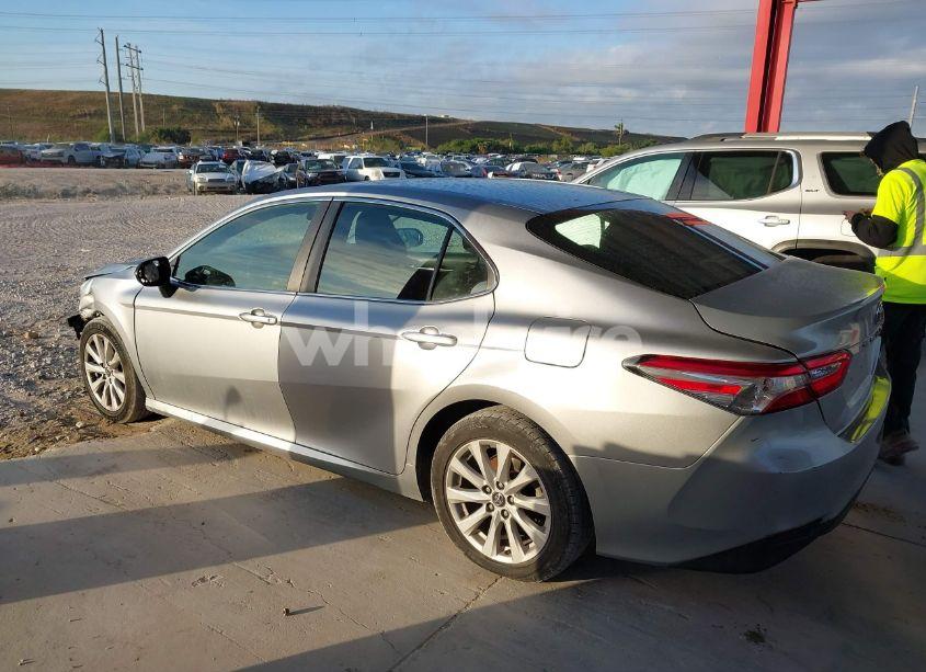 Photo 14 of 2018 Toyota Camry LE (VIN 4T1B11HK6JU580734)